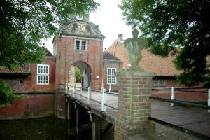 Die Einfahrt zum Wasserschloss Lütetsburg